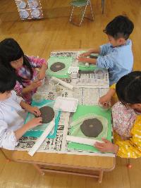 陶芸で作品を作る4歳児