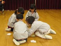 カルタ大会でカルタを取る5歳児
