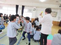 楽器を鳴らす幼児