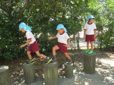 平成31年度1学期やまて幼稚園の園児がアスレチックに挑戦している時の写真