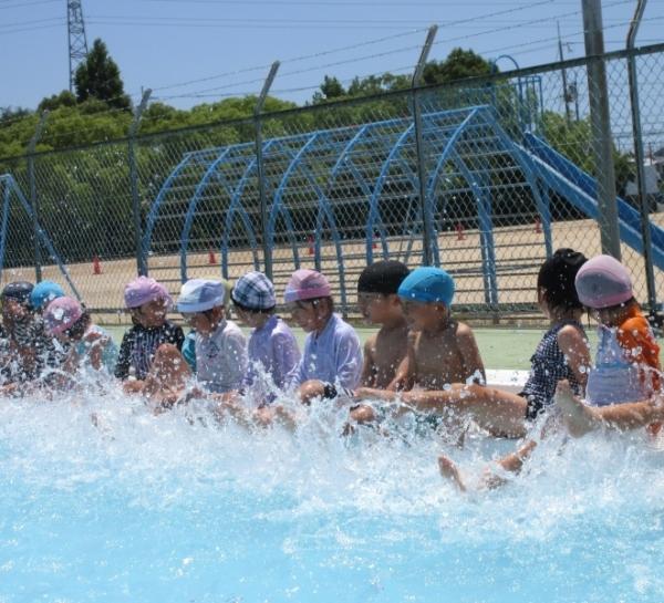 平成31年度1学期やまて幼稚園の園児が小学校のプールでバタ足をして楽しんでいる時の写真