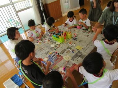平成31年度1学期やまて幼稚園内でブンブンこまに自分で絵を描いている時の写真