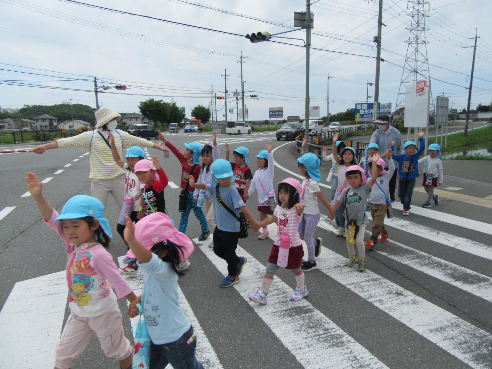 横断歩道を渡る園児