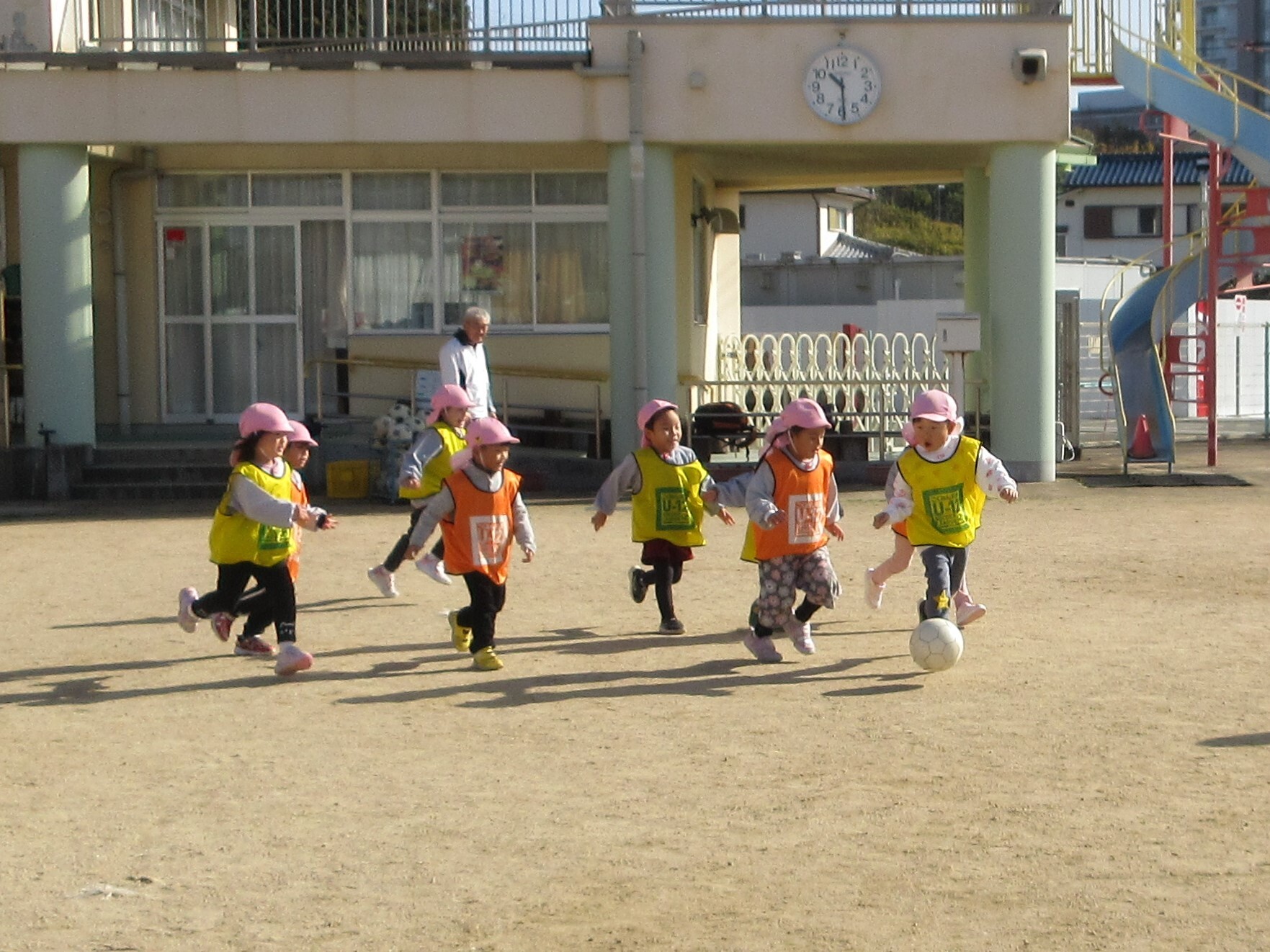 サッカーの試合をする園児