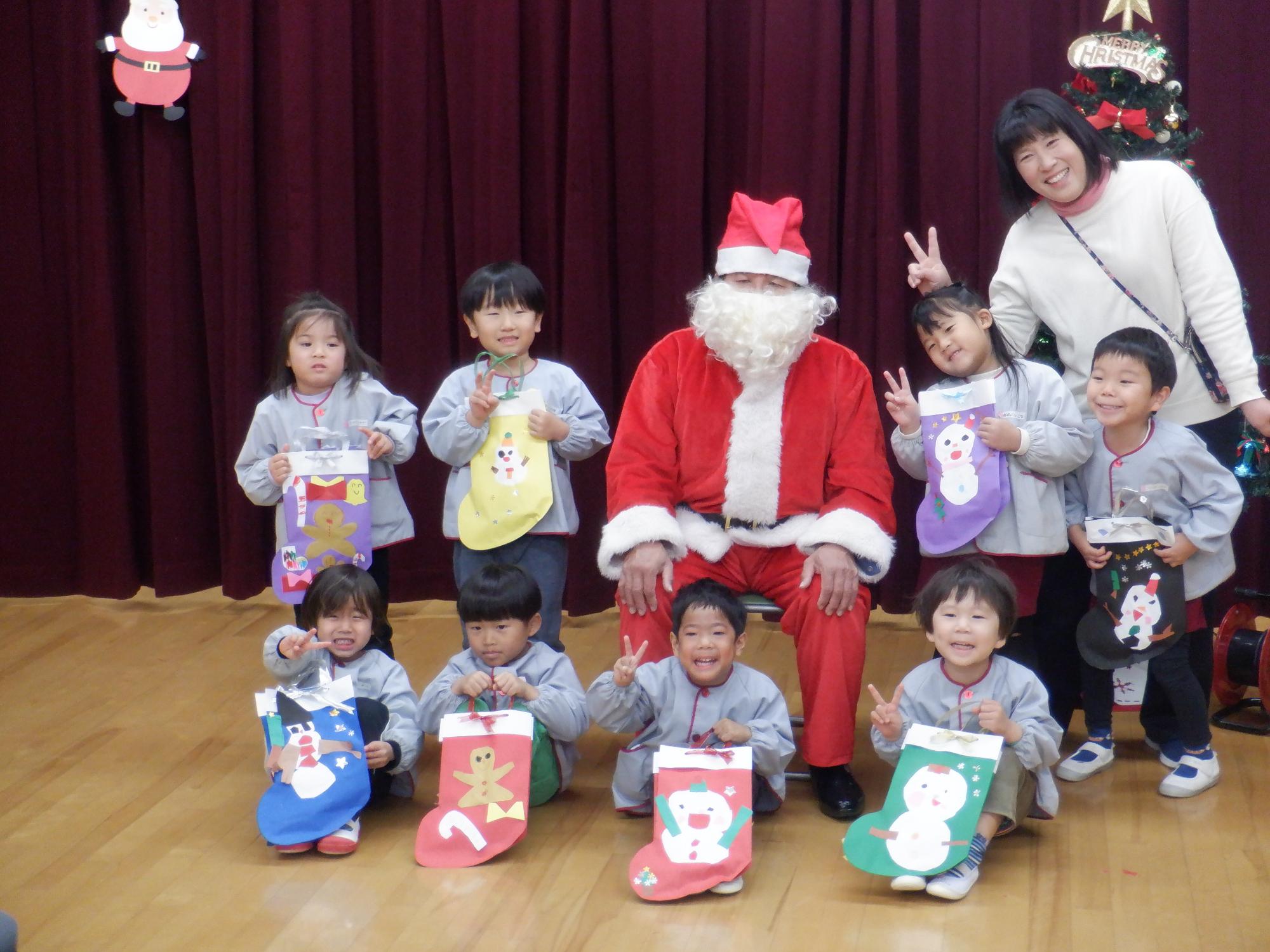 サンタさんと一緒に写真撮影