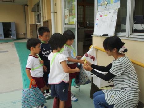 平成31年度1学期やまて幼稚園PTA主催お楽しみ会、園児に大人気なチューペットをもらっている写真