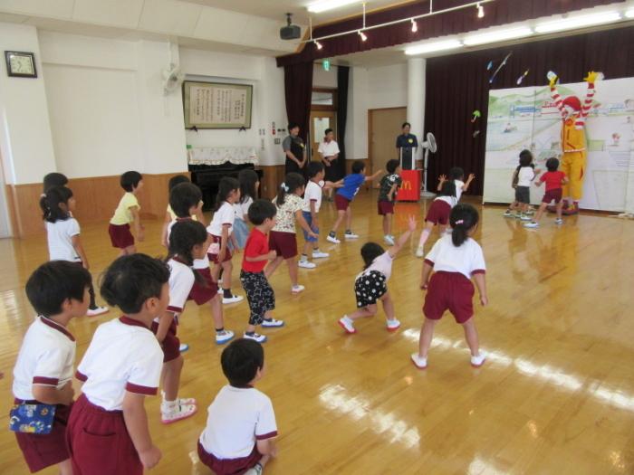平成31年度1学期やまて幼稚園交通安全教室、マクドナルドのドナルドが交通安全について話をしている時その1の写真