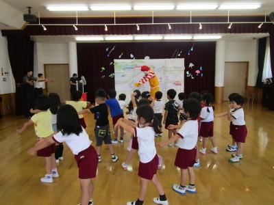 平成31年度1学期やまて幼稚園交通安全教室、マクドナルドのドナルドが交通安全について話をしている時その2の写真