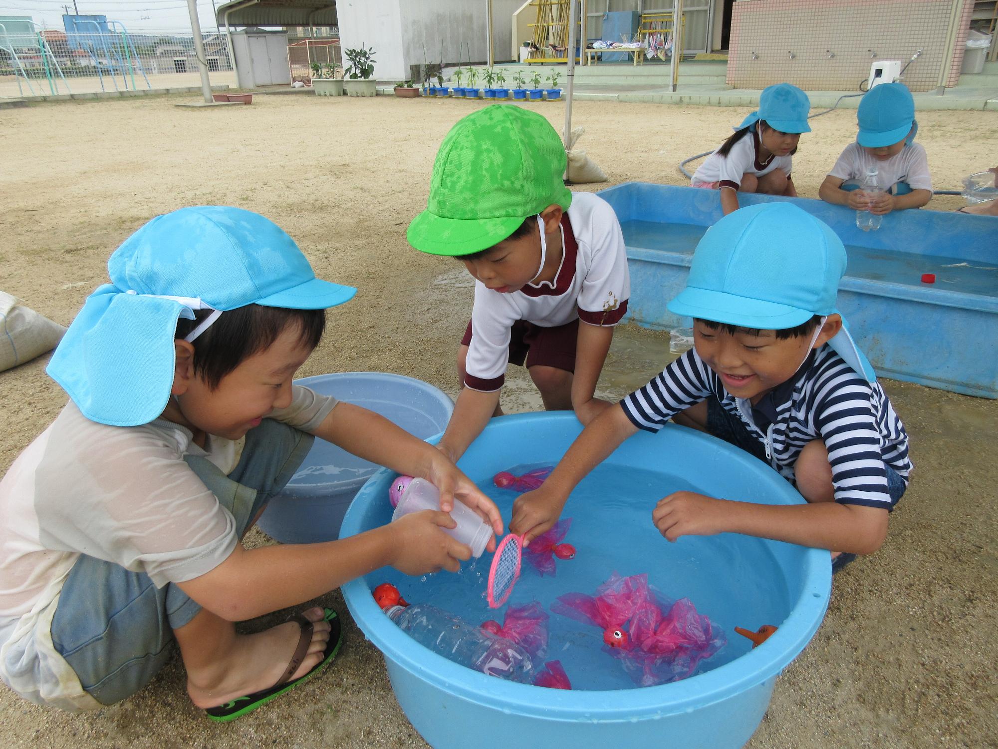 水遊び金魚すくい