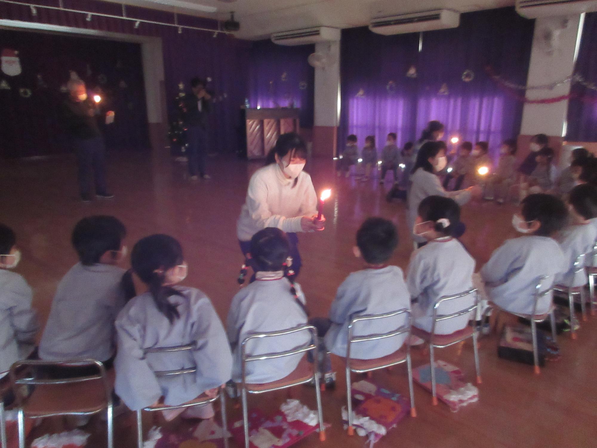 園長先生から火をもらう