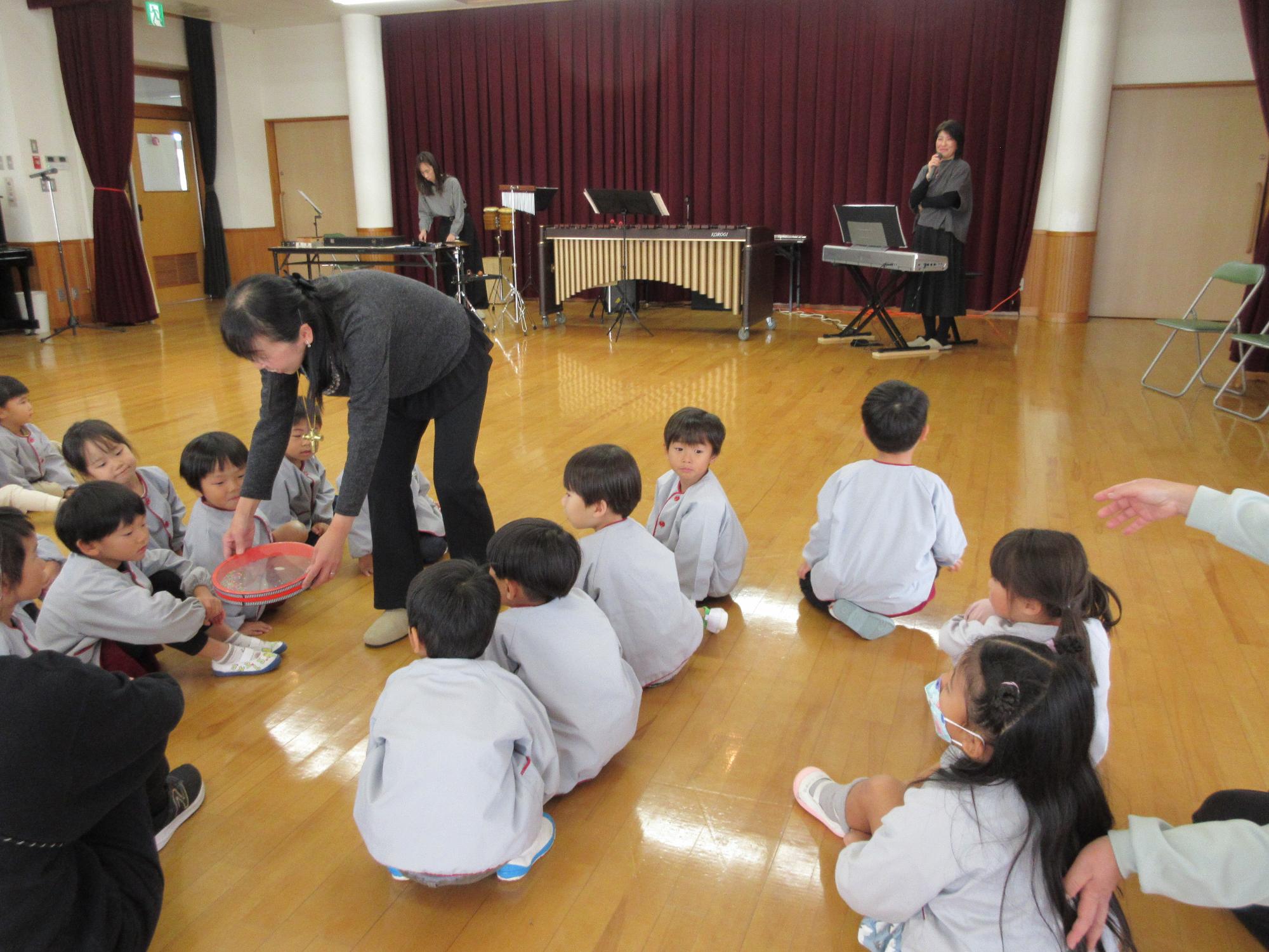 音楽鑑賞会楽器を見ている