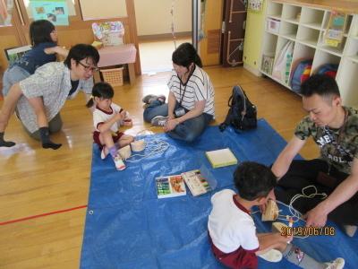 平成31年度1学期やまて幼稚園ふれあい参観日でおうちの方とパカポコつくりをしている時の写真