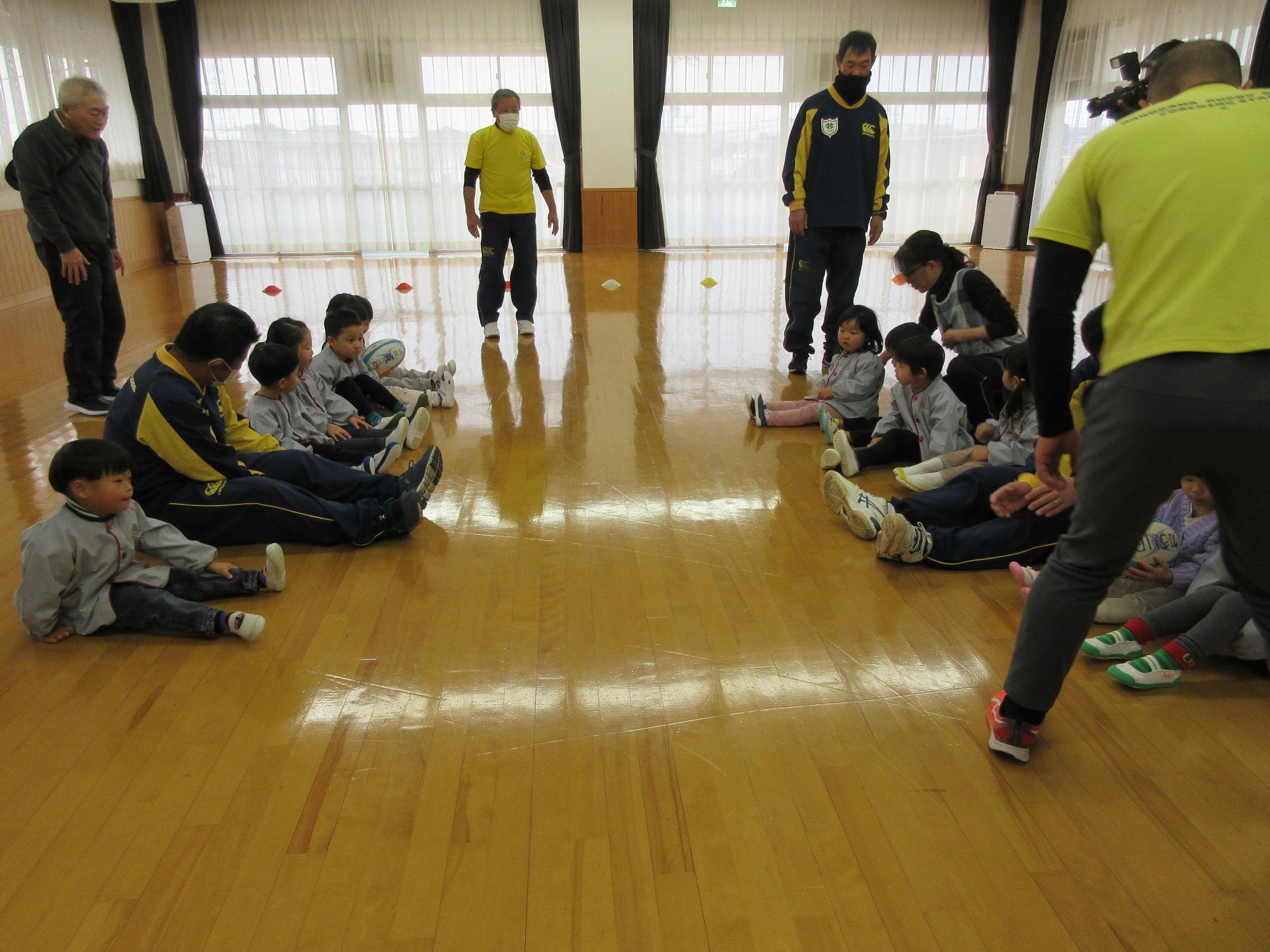 ボール送り3歳児
