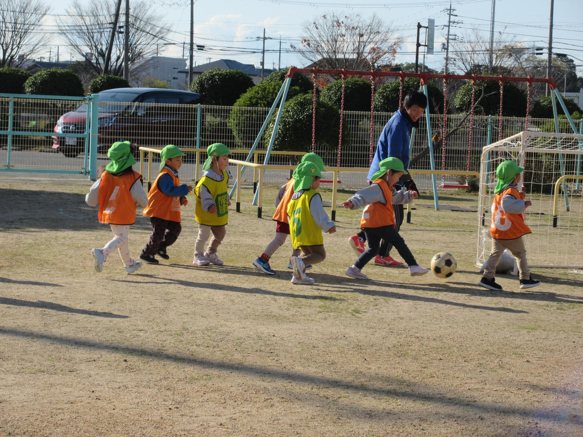 サッカー教室　試合　3歳児