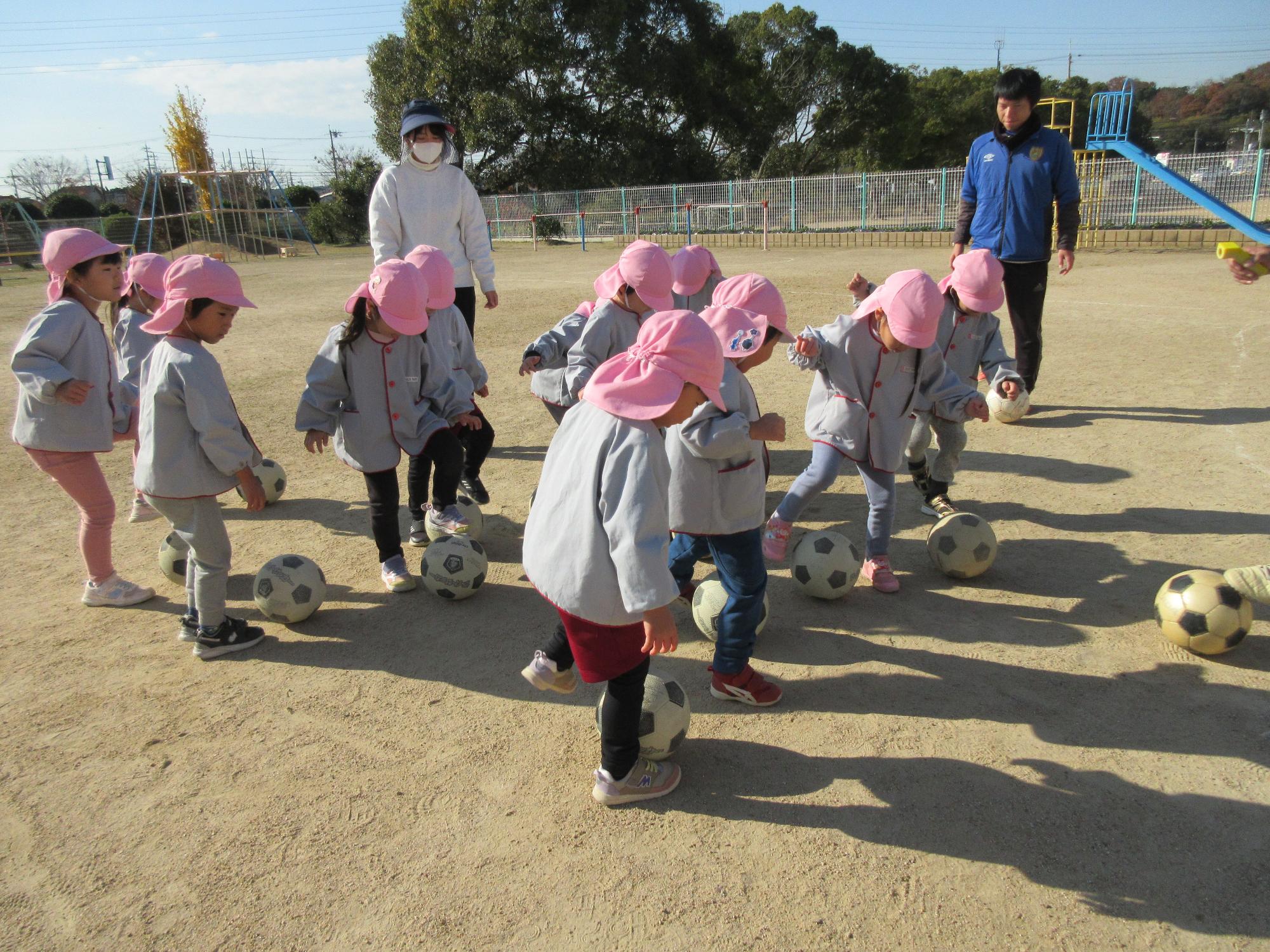 サッカー教室　ボール慣れ　4歳児