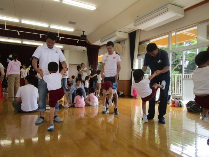 平成31年度1学期やまて幼稚園ふれあい参観日で親子体操をしている時の写真