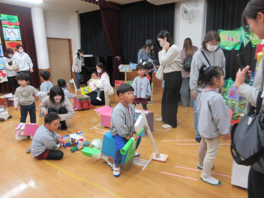 造形展参観　4歳児