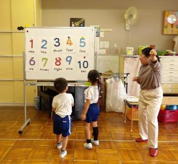 令和7年度　ALT英語活動をうけているところ