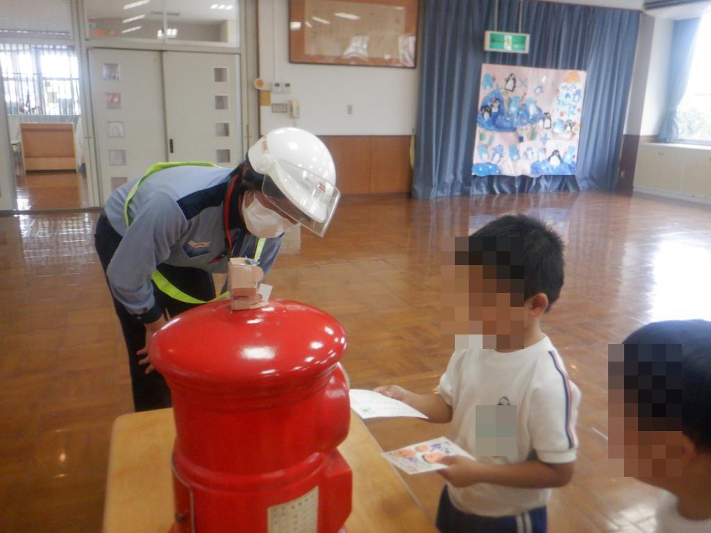 令和7年度　敬老の日の手紙を投函しているところ