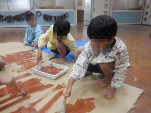 令和7年度　造形遊びをしているところ