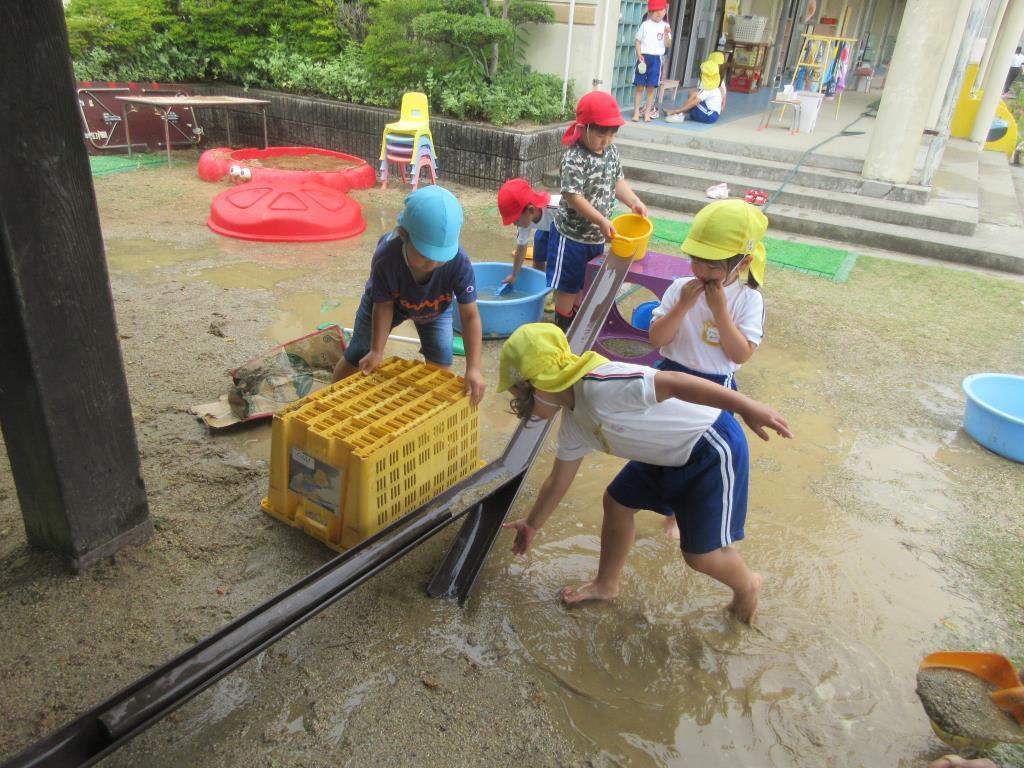 砂場で樋遊び2