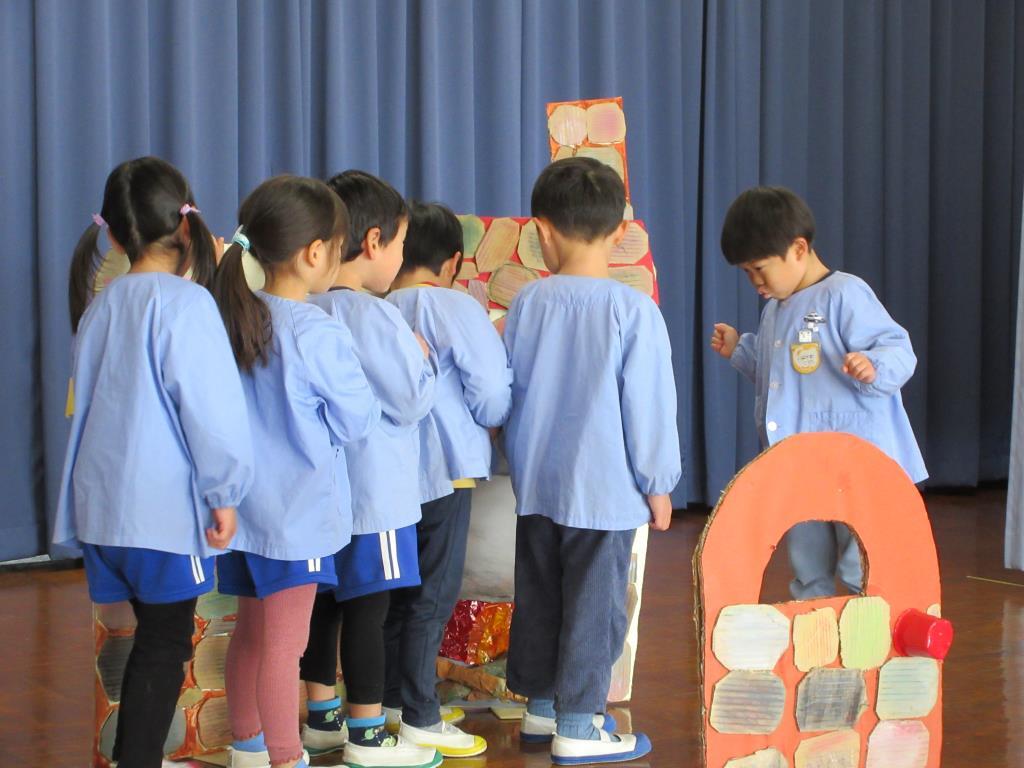 さんびきのこぶた　オオカミだ！レンガの家を吹き飛ばすぞ