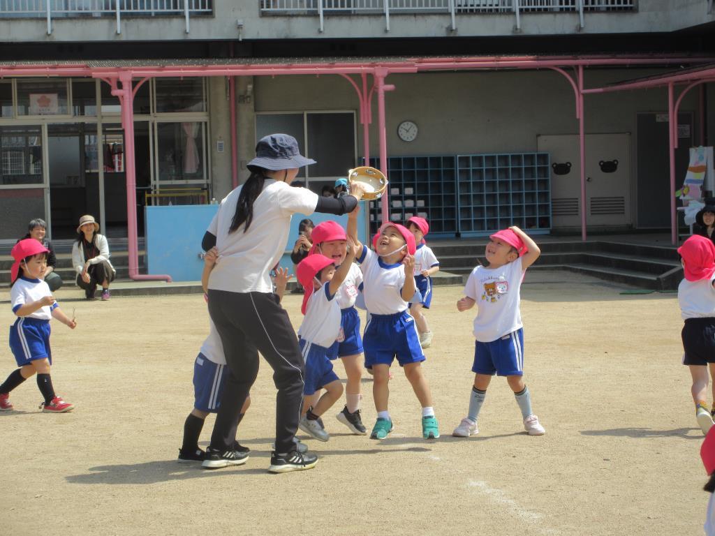 ピアノに合わせて体を動かそう