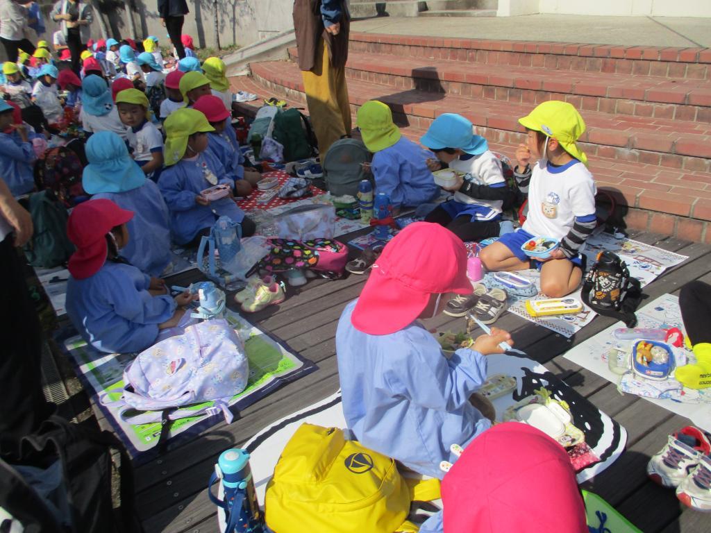 みんなでお弁当おいしいな