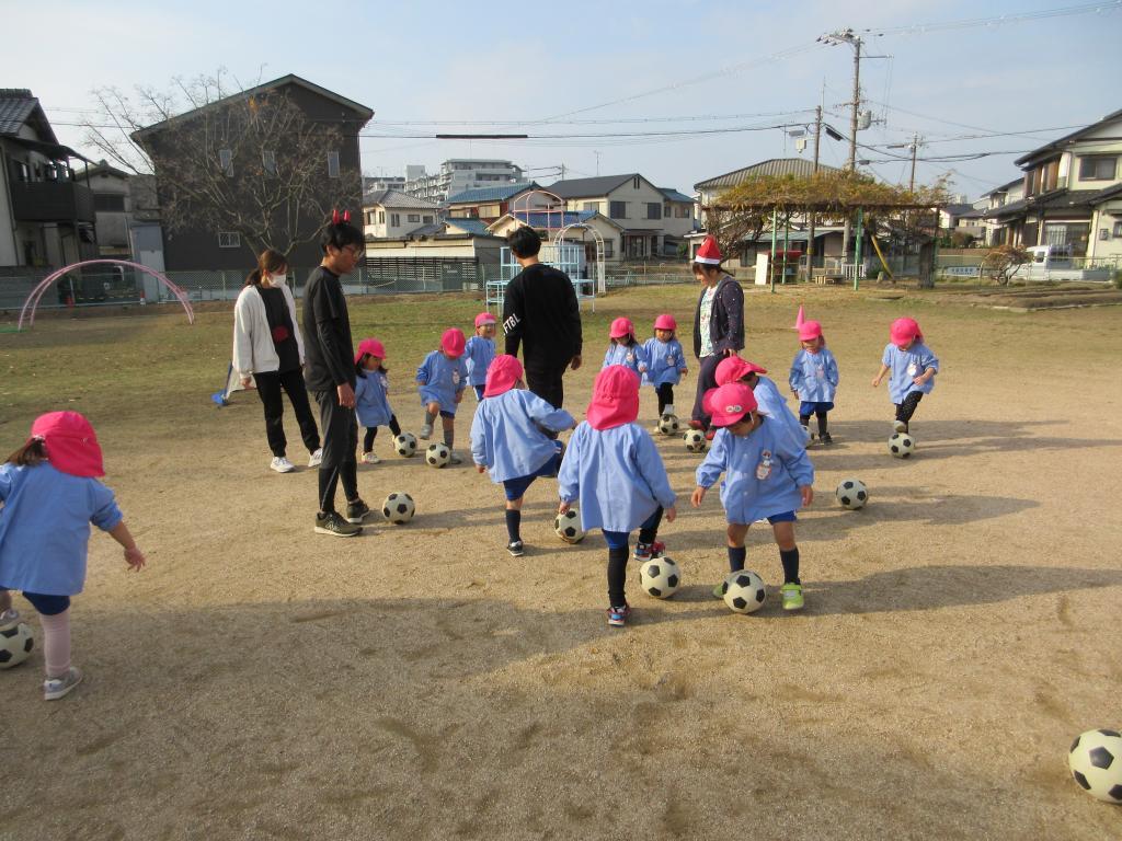 足をボールに乗せるよ