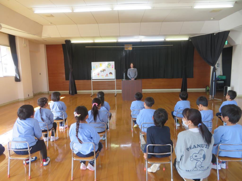 3学期始業式で園長先生の干支の話を聞いているところ