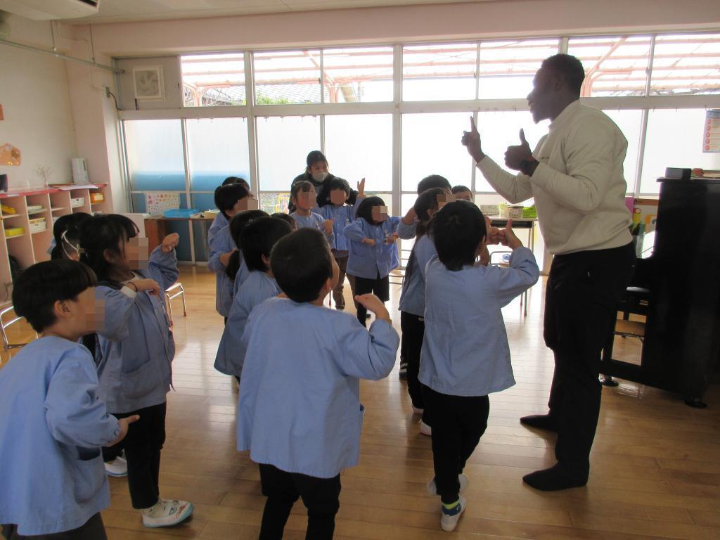 ジェスチャーをつけながら英語で色の名前を言って遊んでいるところ