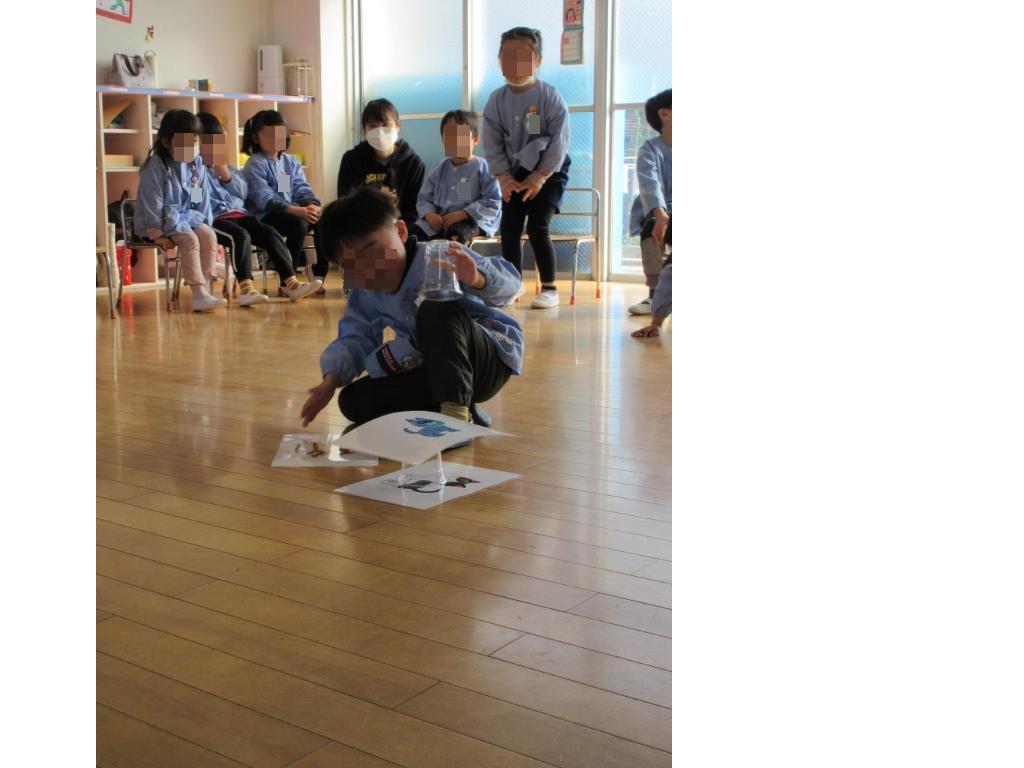 紙コップを積んで遊ぶ年長児