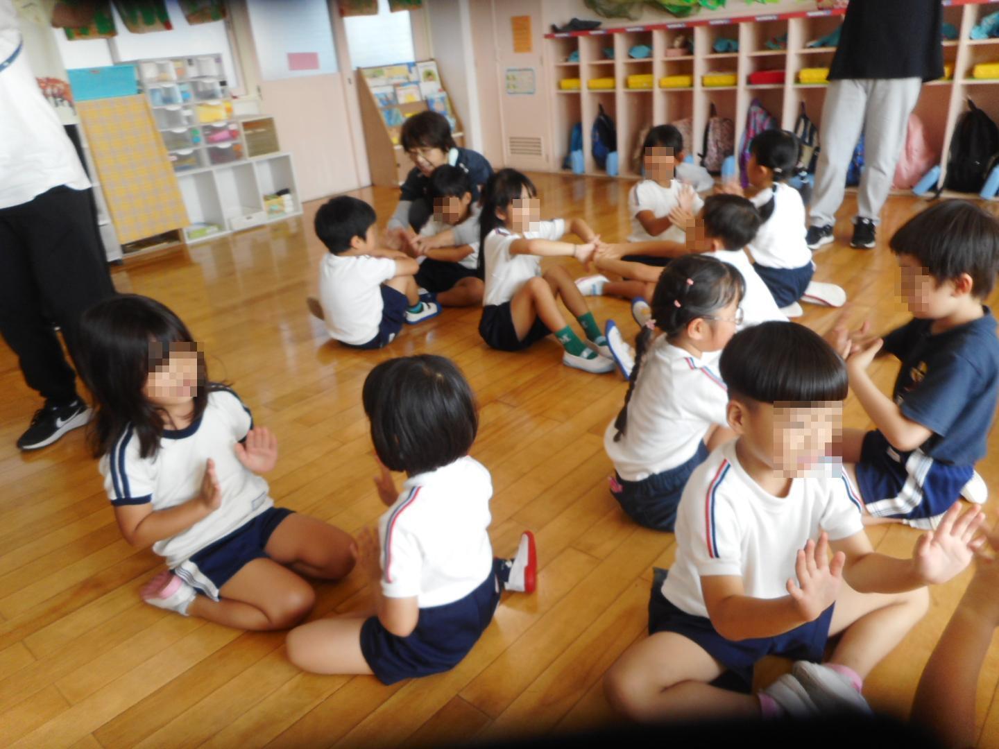 2人組でアルプス一万尺で遊ぶ5歳児