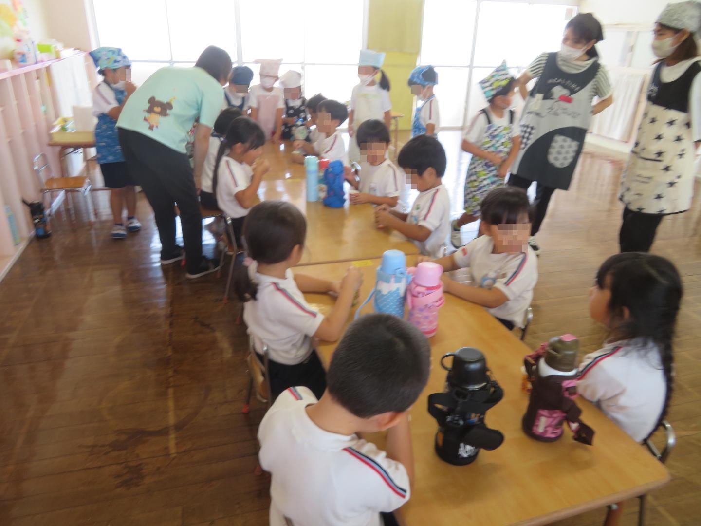 支援ルームの友達が作った月見団子を食べている様子