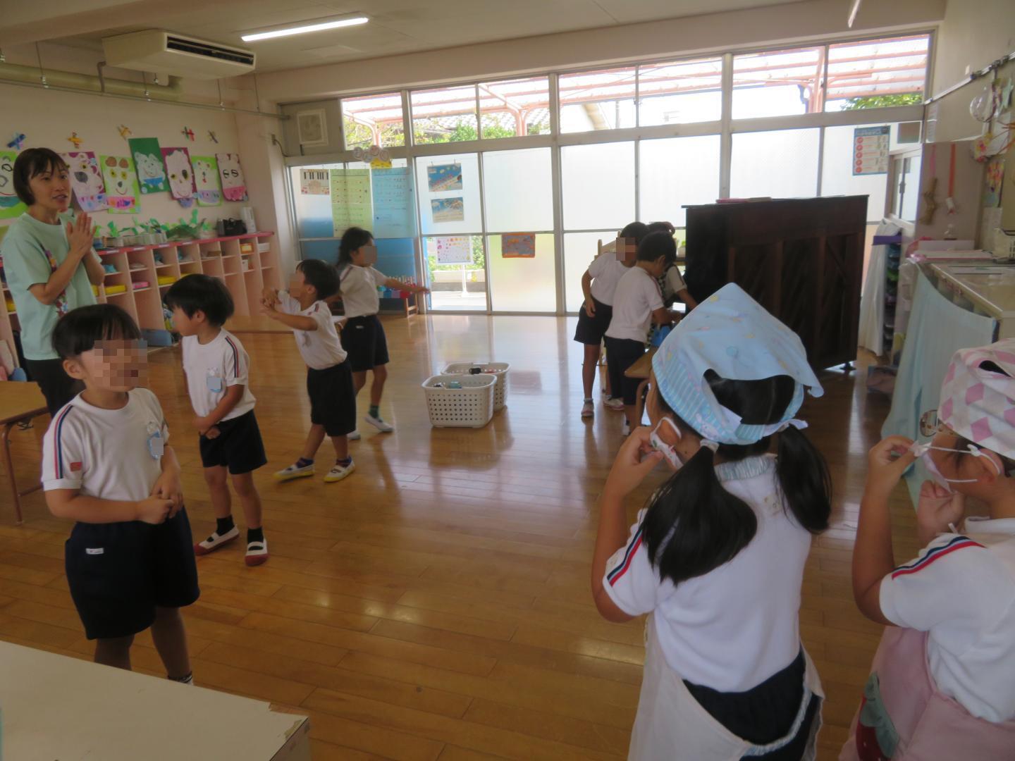 支援ルームの幼児が教室に友達を呼びに行っている様子