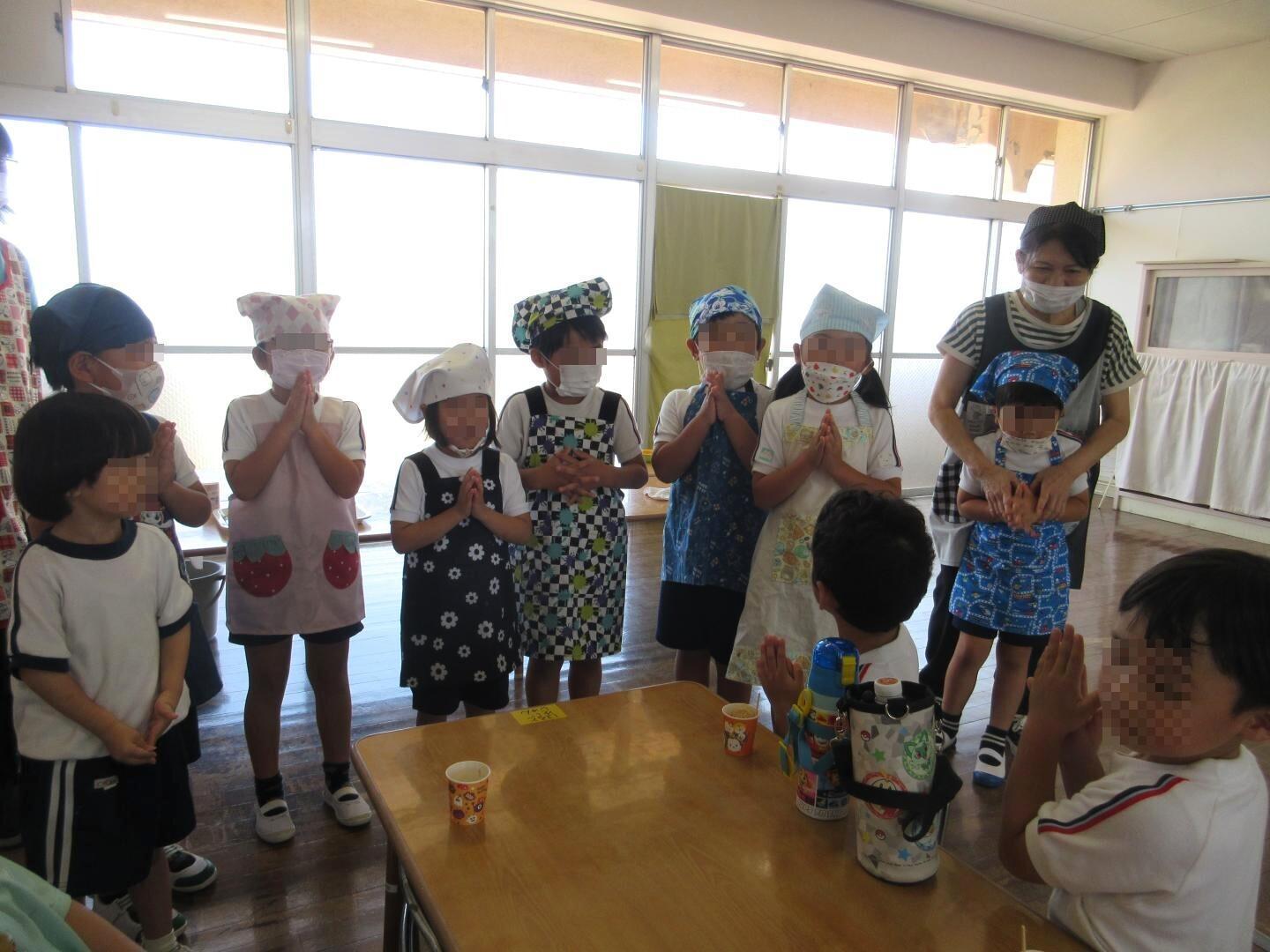 前でいただきますの挨拶をする支援ルームの園児