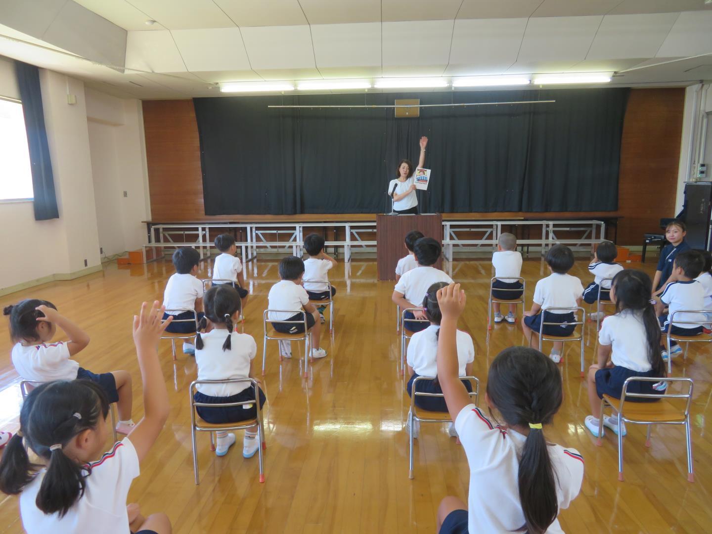 始業式で園長先生と約束を振り返る園児