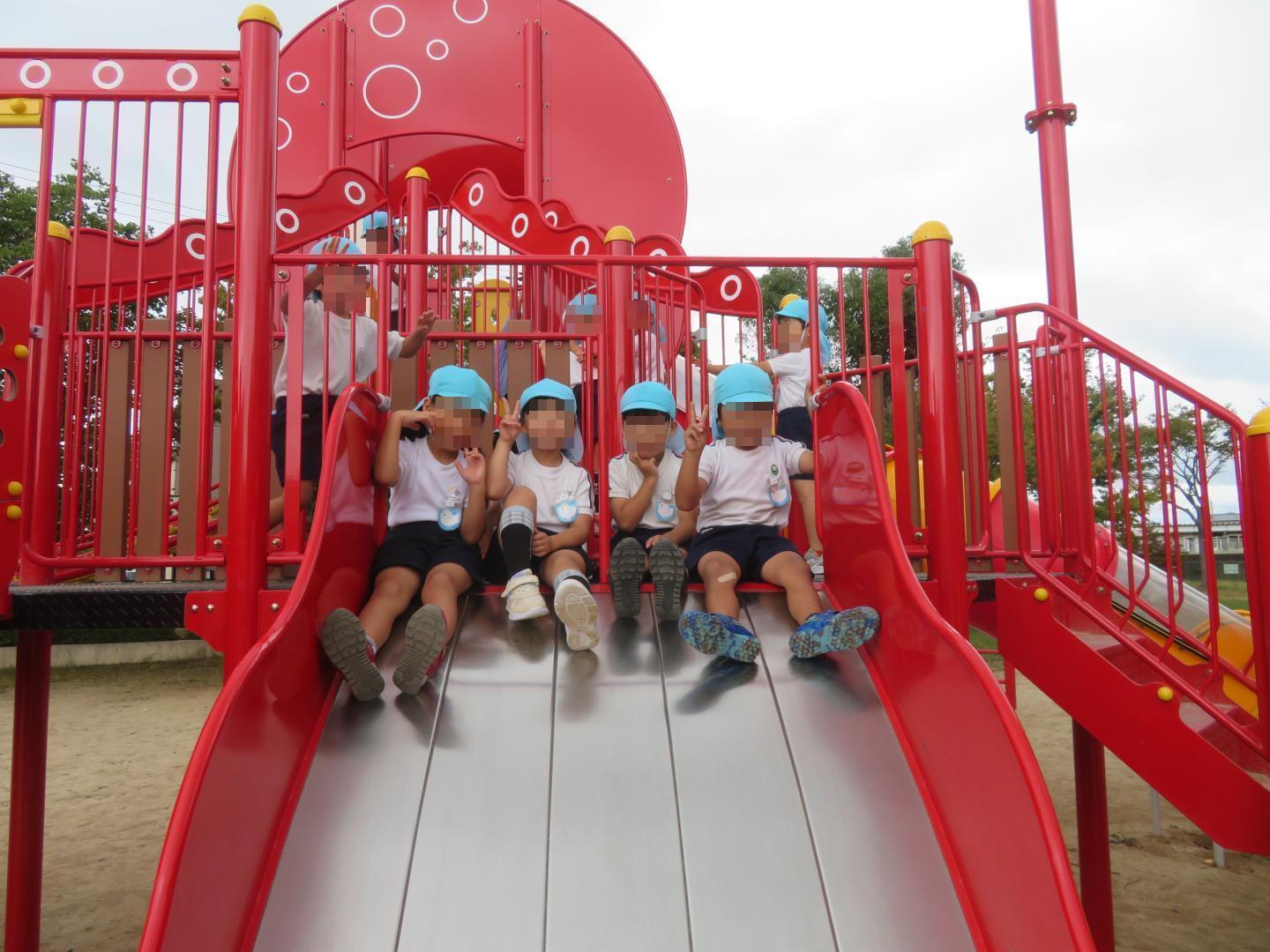 段差のある滑り台を滑って遊んでいる様子