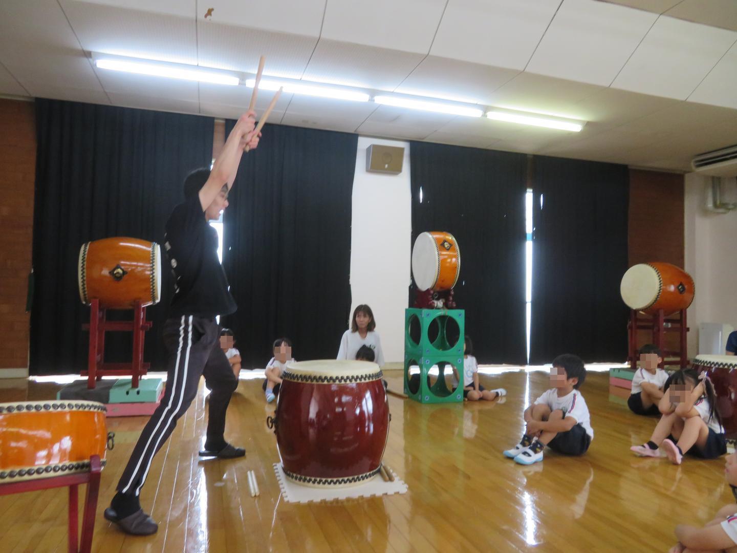 講師の先生に和太鼓の叩き方を教えてもらっている様子