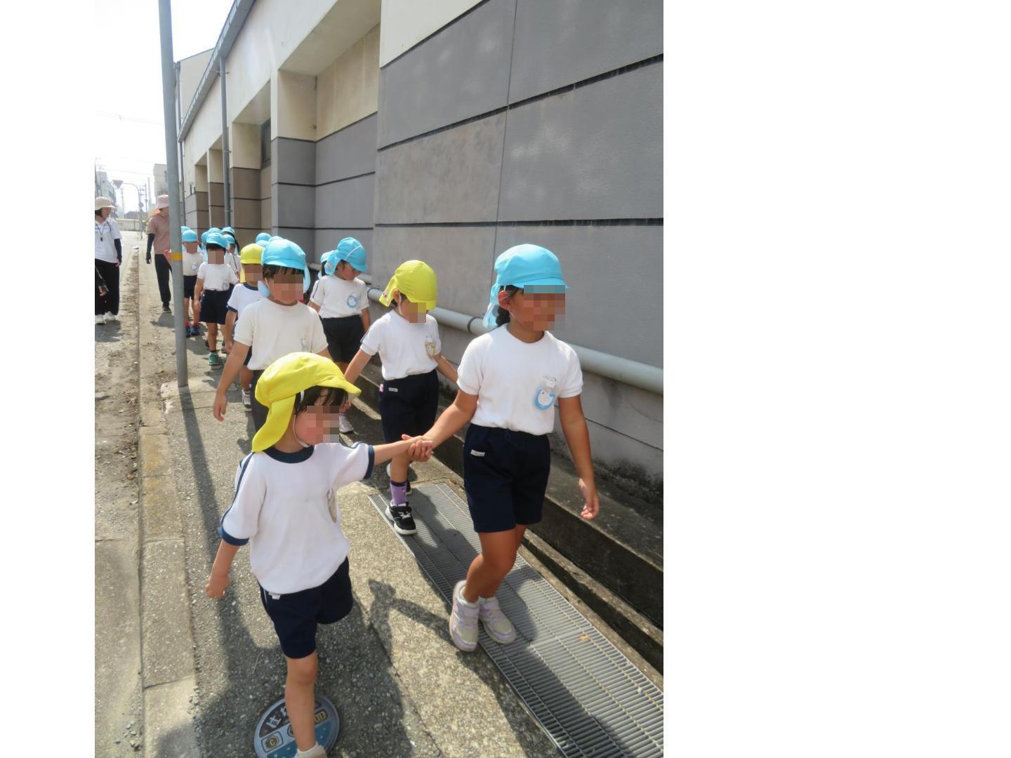 ペアで手を繋いで郵便局まで歩いている様子