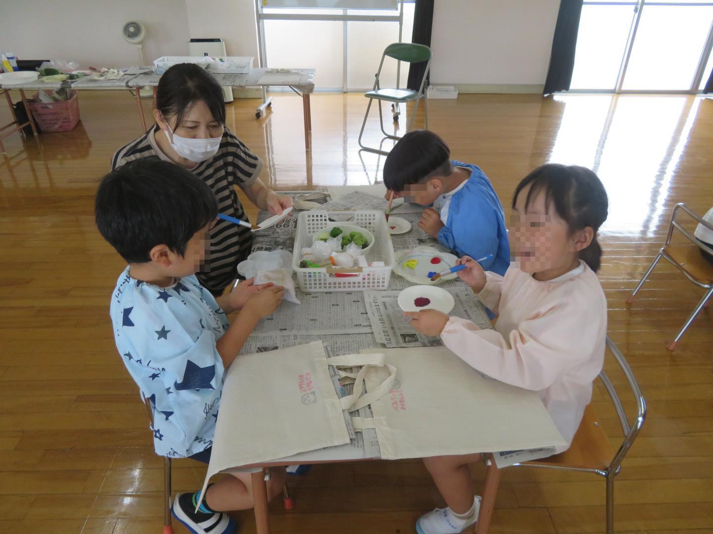 絵の具を混ぜて色を作っている園児の様子