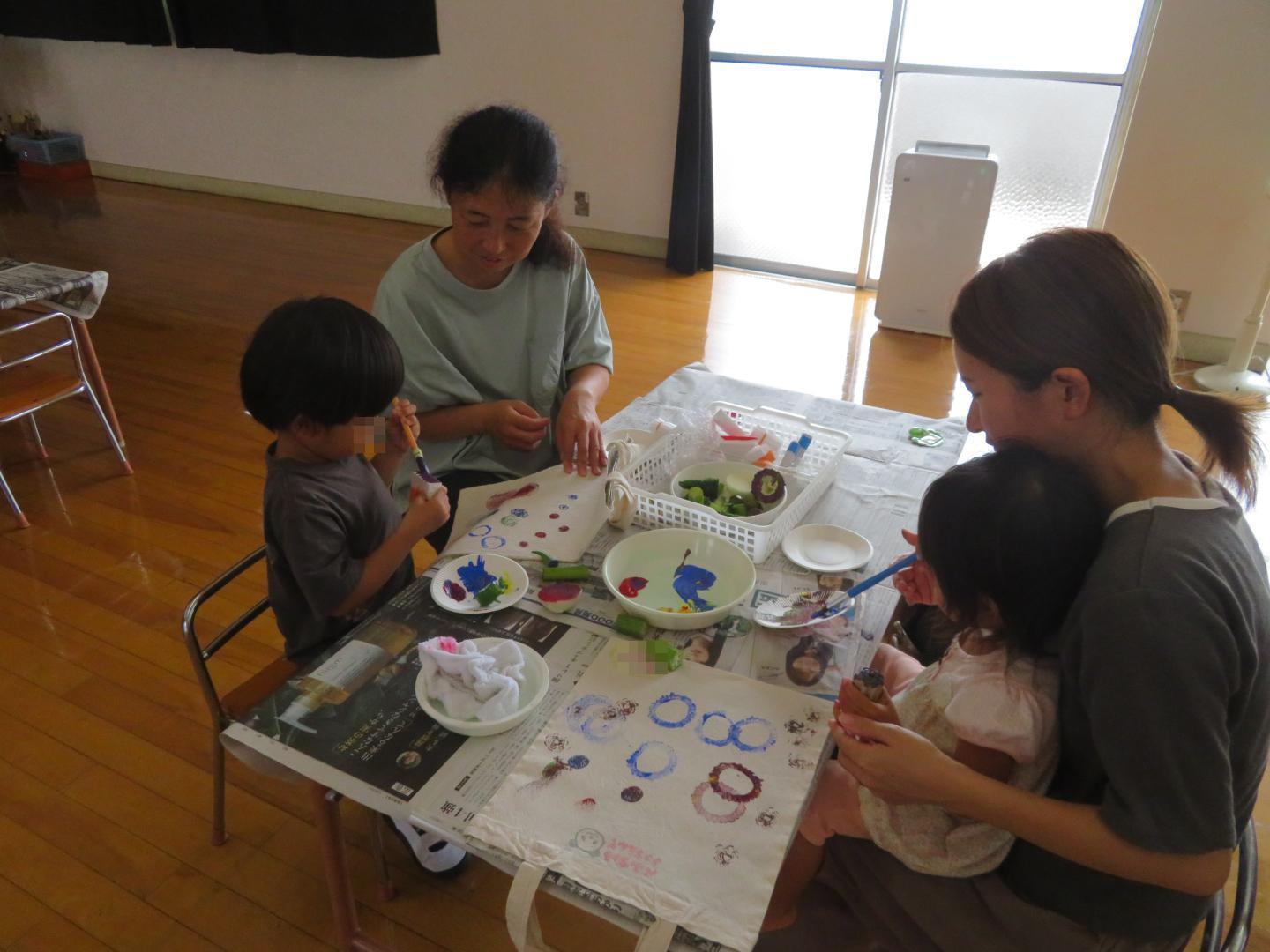 トートバックにスタンプを押して遊んでいるふれあい保育のこどもたち