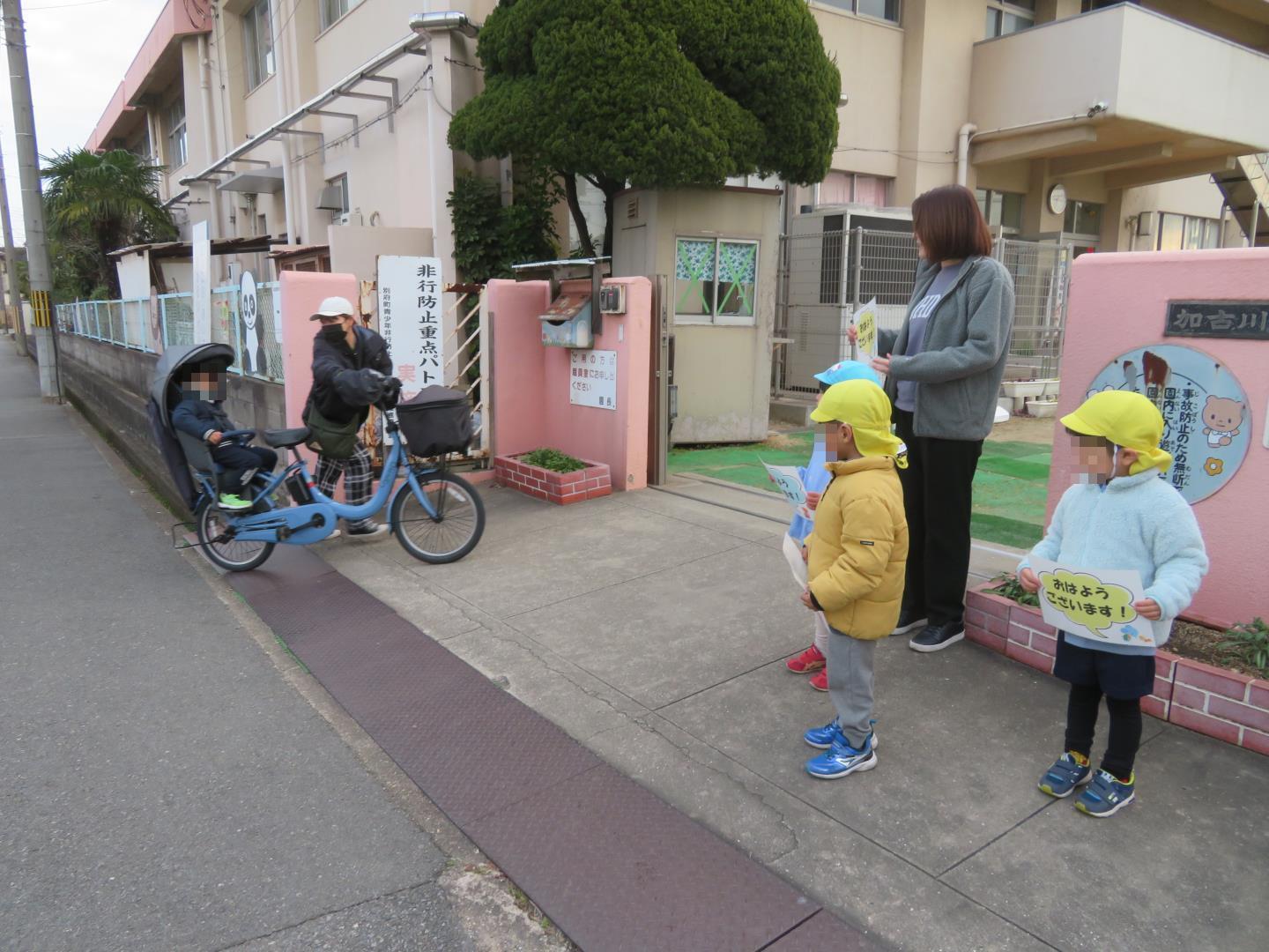 あいさつ当番をする年長児と年少児