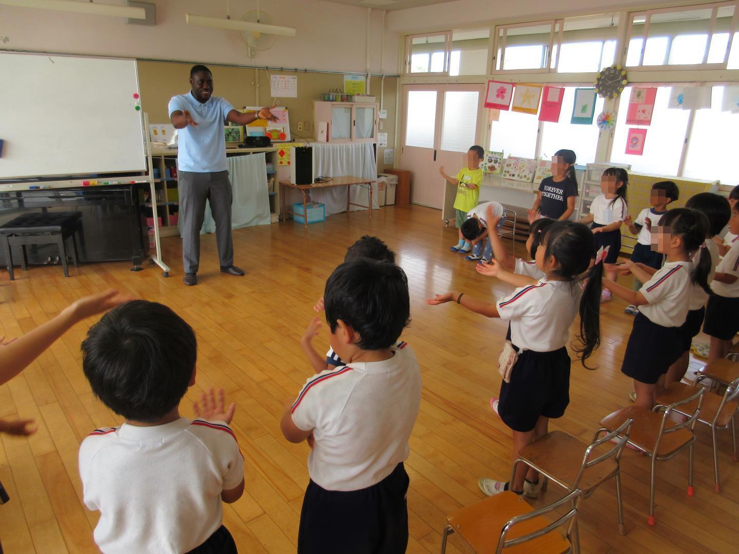 ALTの先生と手遊び歌で遊ぶ幼児