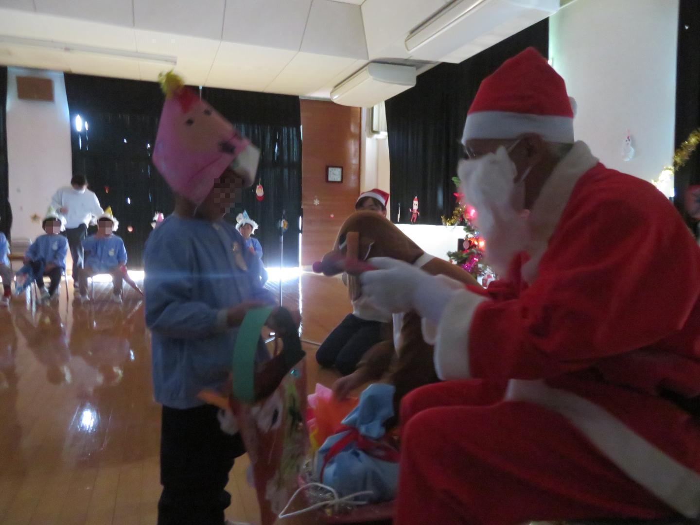 サンタさんからプレゼントをもらう幼児