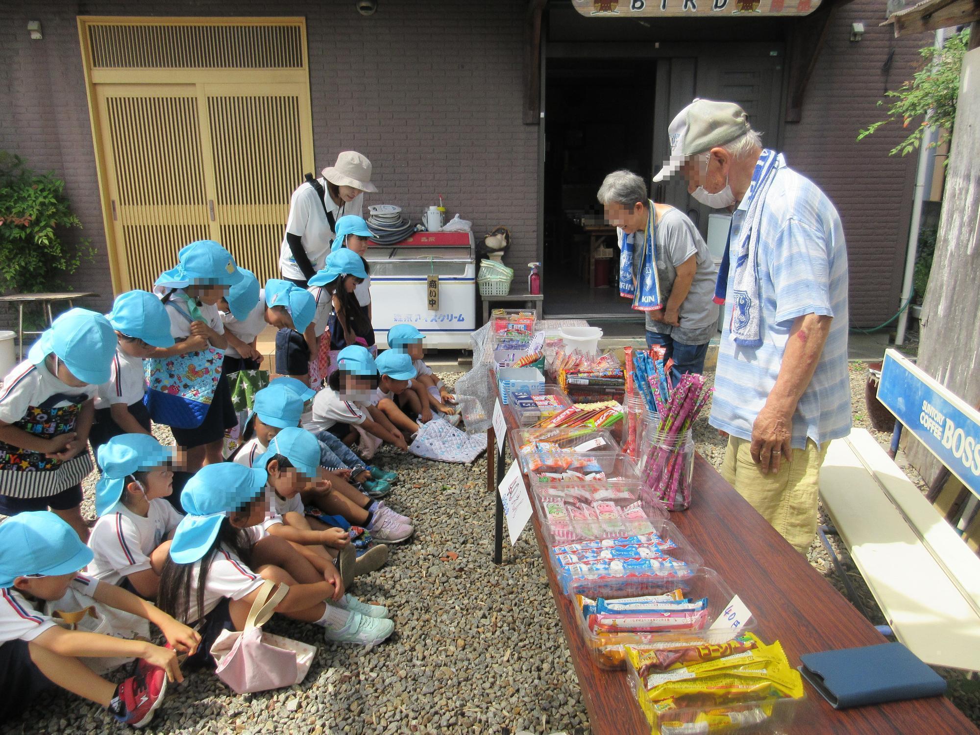 駄菓子屋さんでお店やさんに挨拶している様子