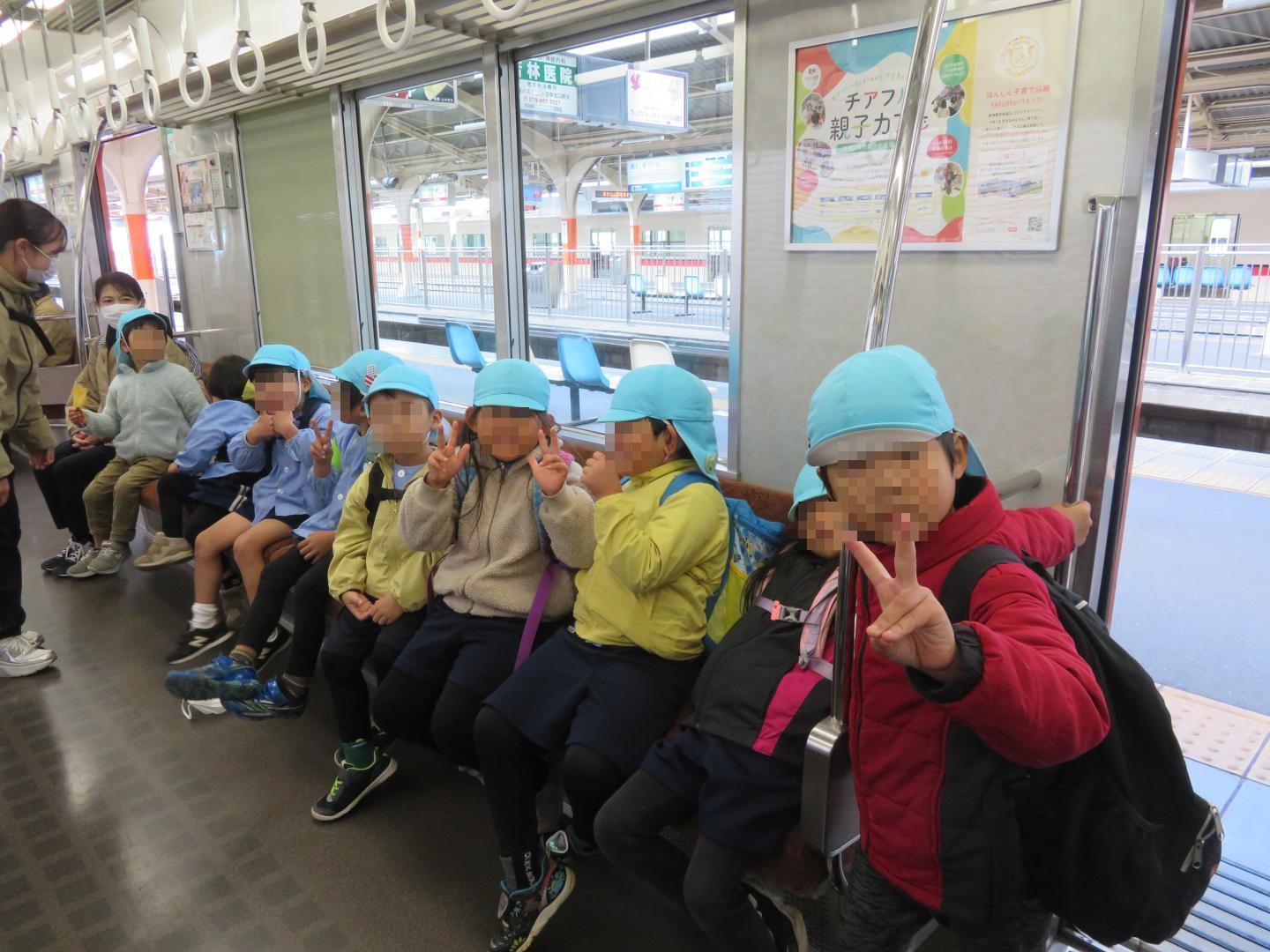 電車で姫路動物園に向かっている様子