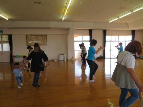 ふれあい保育のお友達がおうちの方と一緒に親子で遊んでいる様子