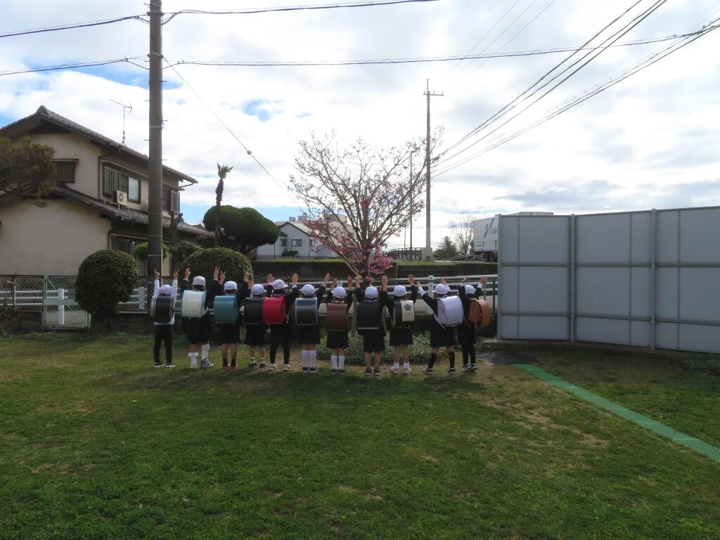 ランドセルを背負って写真を撮っている年長児