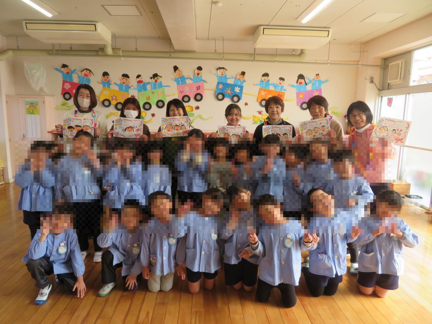 先生方と年長児のこどもたちの集合写真